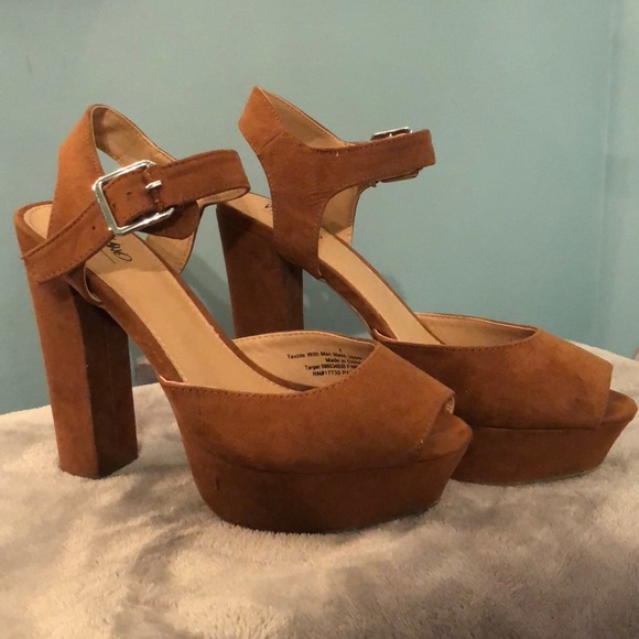 Brown Mossimo heels - Picture 2 of 2